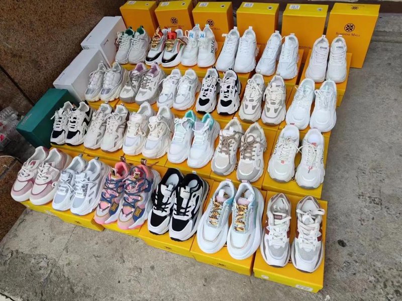 女鞋批发行业新潮流:个性化设计引领市场变革